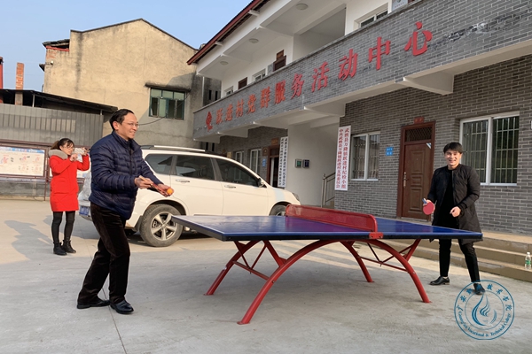 王甫茂与世界杯官网驻村第一书记王紫元打乒乓球 王甫茂与世界杯官网驻村第一书记王紫元打乒乓球